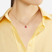 Primo piano del ciondolo DMC4011, evidenziando la brillantezza dell’oro e l’effetto madreperla dello smalto.